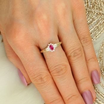 Elegancki złoty pierścionek damski z rubinem w czterech łapkach i cyrkoniami. Kolorowe kamienie syntetyczne, kolekcja Rainbow – idealny na prezent.4.jpg